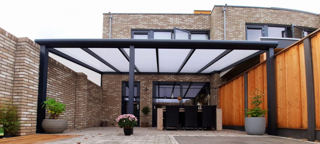 Terrasoverkapping, rolluiken en screen aan Nijenstede in Hardenberg, geplaatst door VELZL (foto 1)