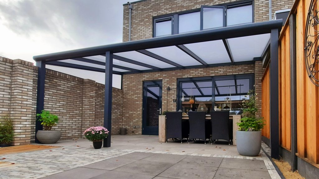 Terrasoverkapping, rolluiken en screen aan Nijenstede in Hardenberg, geplaatst door VELZL (foto 2)