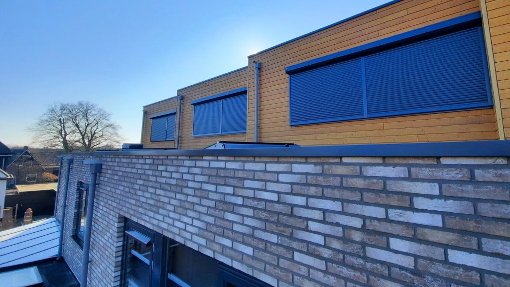 Terrasoverkapping, rolluiken en screen aan Nijenstede in Hardenberg, geplaatst door VELZL (foto 3)