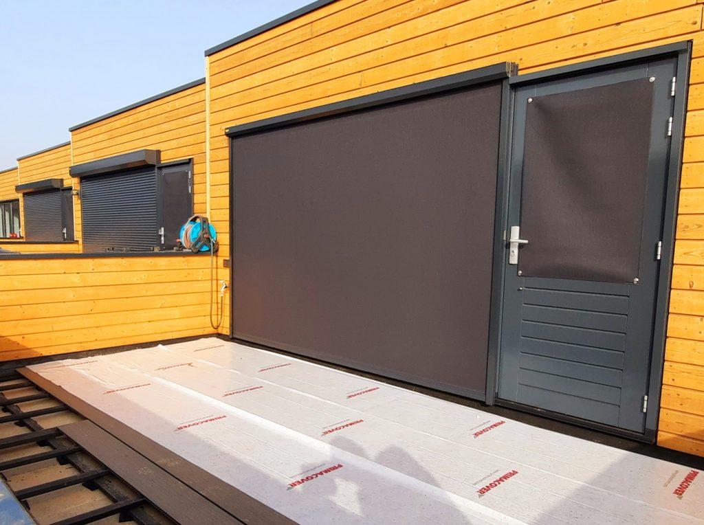 Terrasoverkapping, rolluiken en screen aan Nijenstede in Hardenberg, geplaatst door VELZL (foto 4)