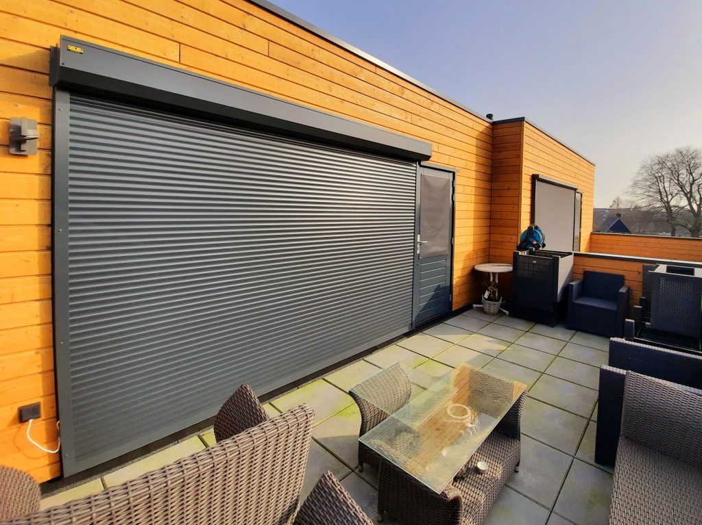 Terrasoverkapping, rolluiken en screen aan Nijenstede in Hardenberg, geplaatst door VELZL (foto 5)