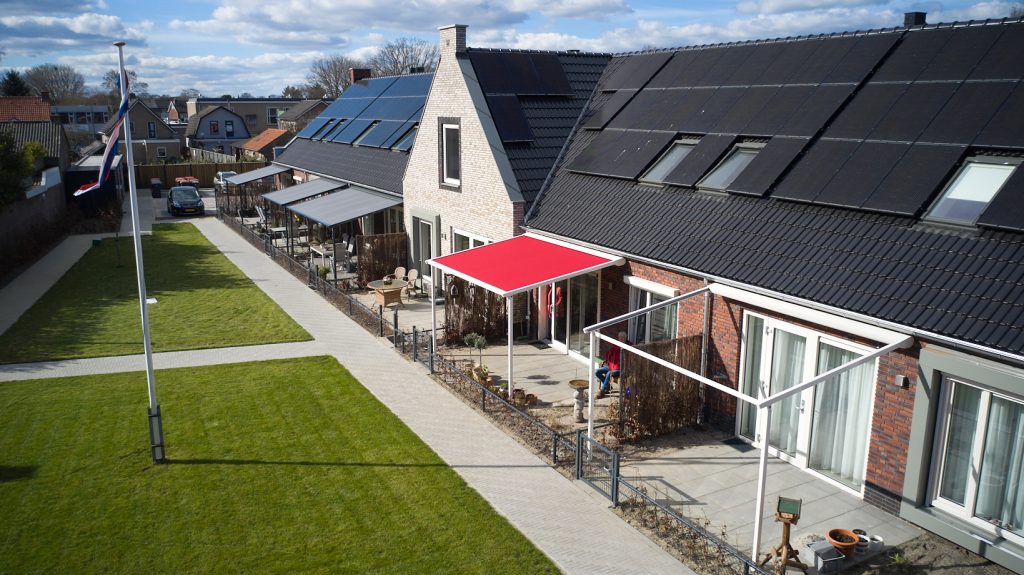 Pergola-zonwering en veranda's bij Knarrenhof Hardenberg, geplaatst door VELZL (foto 1)