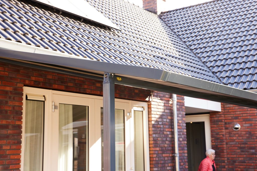 Pergola-zonwering en veranda's bij Knarrenhof Hardenberg, geplaatst door VELZL (foto 8)