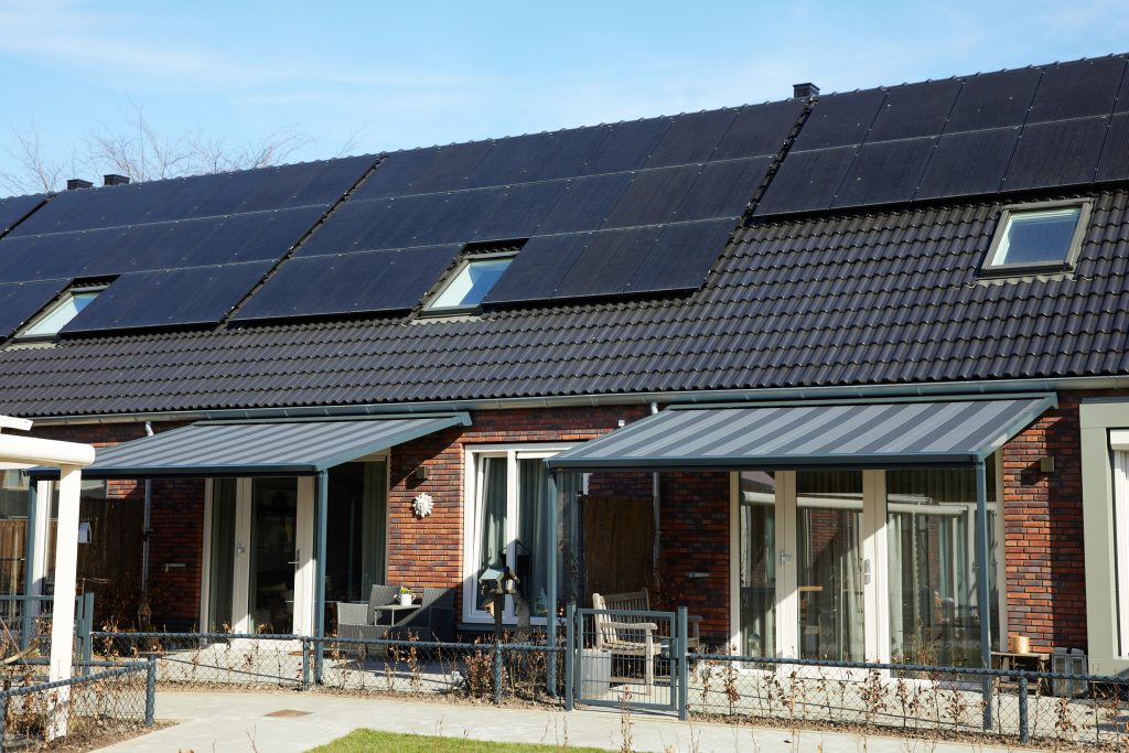 Pergola-zonwering en veranda's bij Knarrenhof Hardenberg, geplaatst door VELZL (foto 14)
