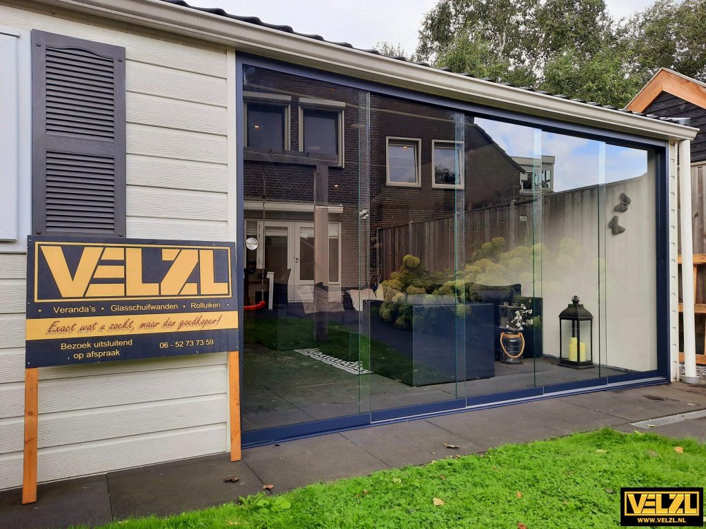 Tuinkamer met glazen schuifwanden van binnen