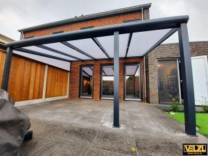 Aluminium overkapping met polycarbonaat dak en polycarbonaat spie