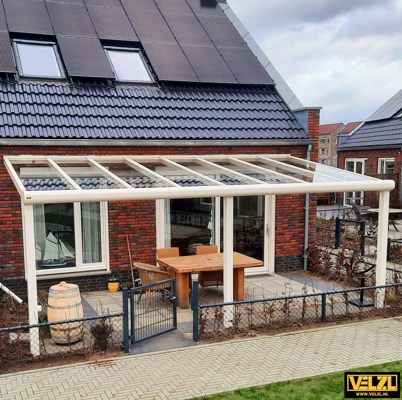 Crèmewitte veranda met glazen dak