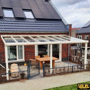 Créme-witte aluminium veranda met glazen dak
