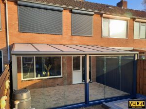 Antraciet kleurige tuinkamer met polycarbonaat dak en ronde goot