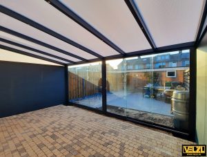 Antraciet kleurige tuinkamer met polycarbonaat dak en ronde goot