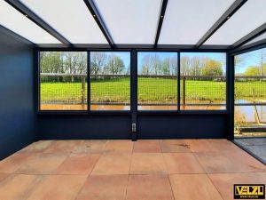 Maatwerk aluminium wand met borstwering met daarop vast glas en schuif glas