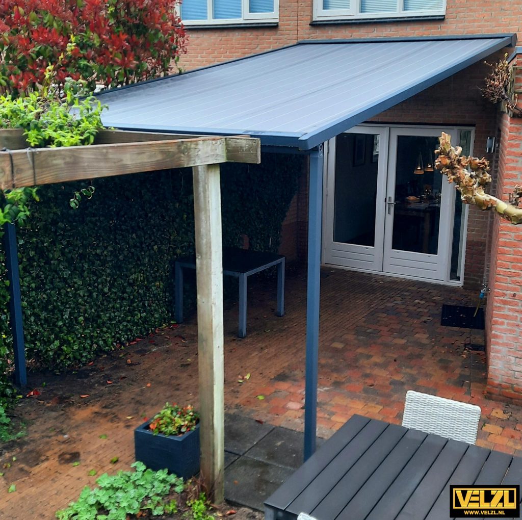 Windvaste pergola-zonwering boven een terras