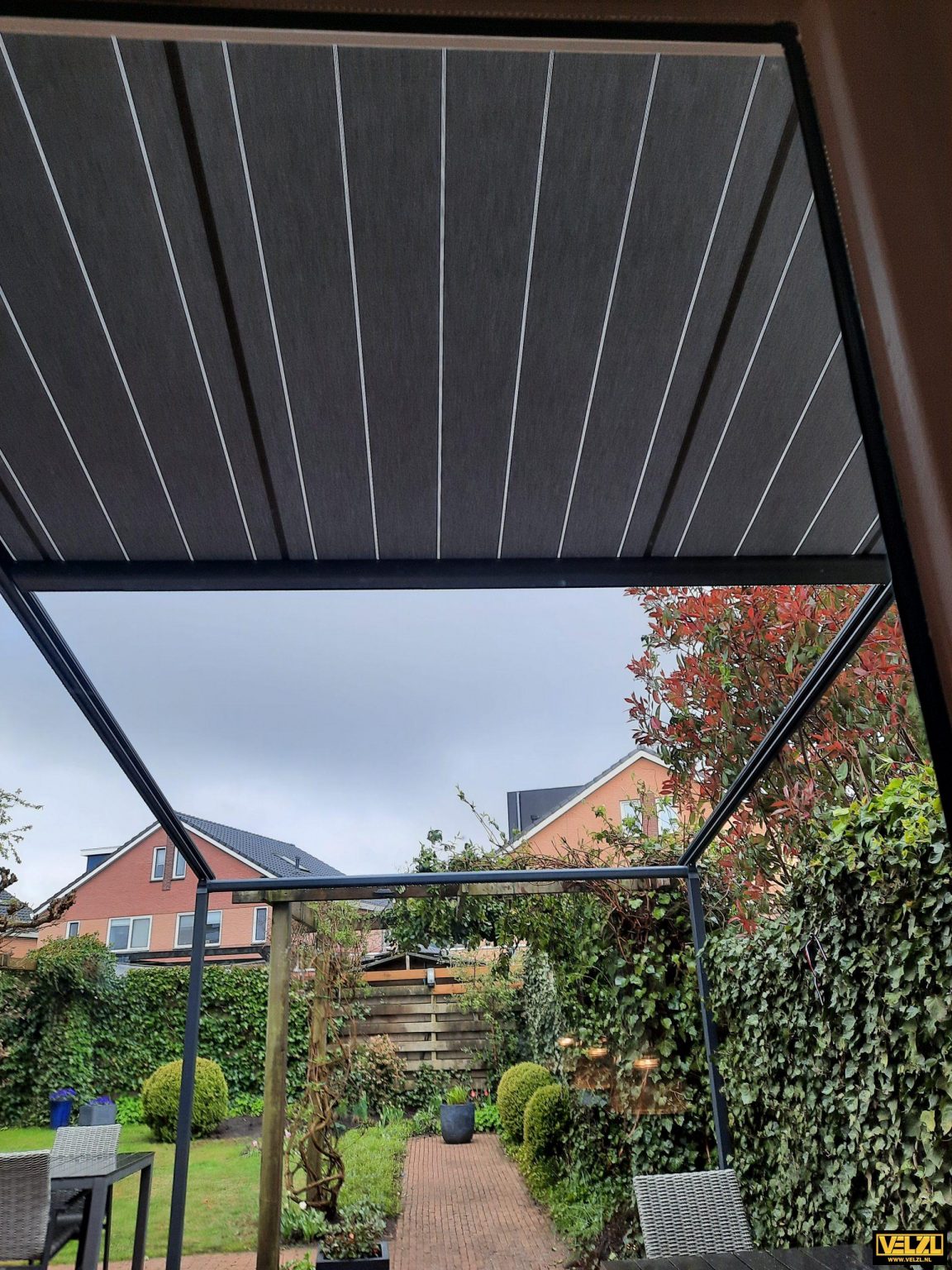 Dezelfde pergola-zonwering half uitgeschoven