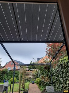 Pergola zonwering van 5,5 meter diep windvast en halfopen