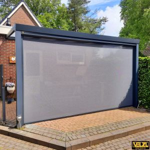 Groot antraciet kleurige screen geplaatst in een aluminium terrasoverkapping