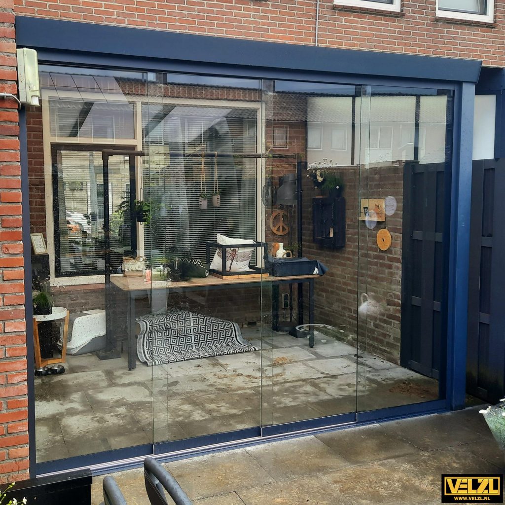 Tuinhuis met overkapping en glazen schuifwanden