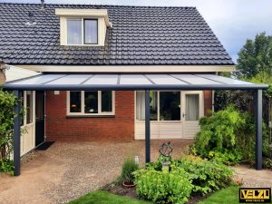 Antraciet kleurige polycarbonaat terrasoverkapping met ronde goot