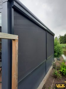 Windvaste rits-screen aan een vrijstaande aluminium tuinkamer
