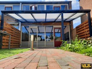 Antraciet aluminium terrasoverkapping met polycarbonaat dak