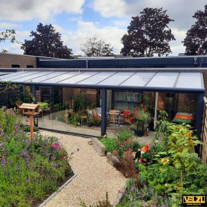 Grote tuinkamer met polycarbonaat dak