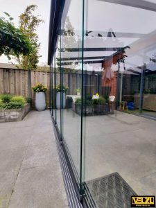 Glazen schuifwanden in een aluminium tuinkamer