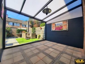 Maatwerk tuinkamer te Coevorden Tuinkamer met polycarbonaat dak van binnenuit gezien