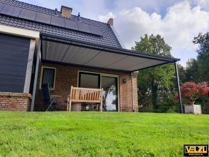 Brede windvaste pergola zonwering