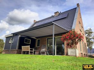 Brede windvaste pergola zonwering