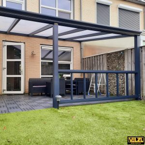 Aluminium veranda met balustrade en klassieke goot