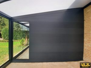 Aluminium tussenwand met glazen schuifdeur