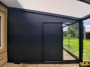 Aluminium tussenwand met glazen schuifdeur