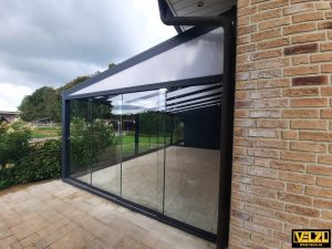 Glazen schuifwand met polycarbonaat spie