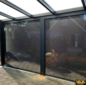 Windvaste veranda rits-screen van binnenuit gezien