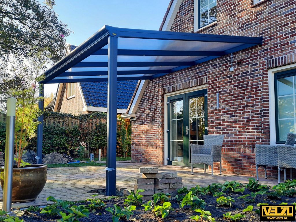 Terrasoverkapping met helder polycarbonaat