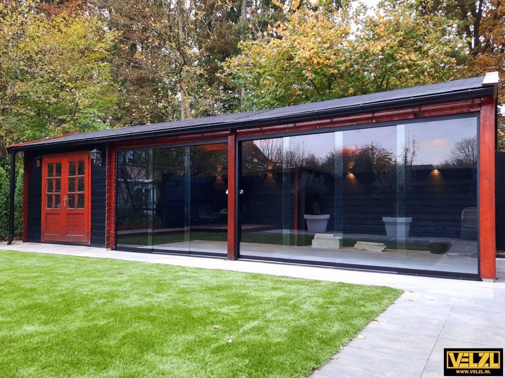 Houten overkapping met glazen schuifwanden