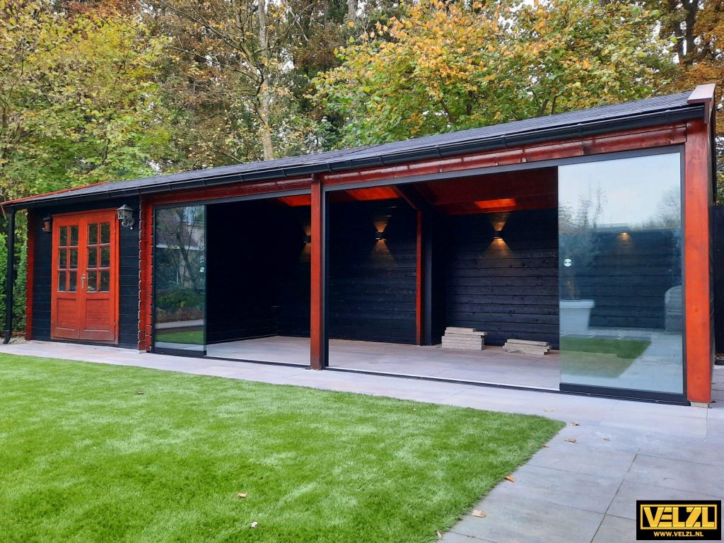 Overkapping met glazen schuifwanden aan een tuinhuis