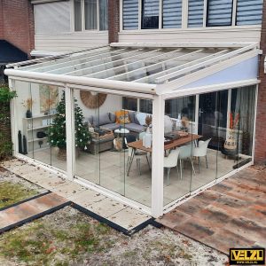 Créme-wit tuinkamer met dak van glas