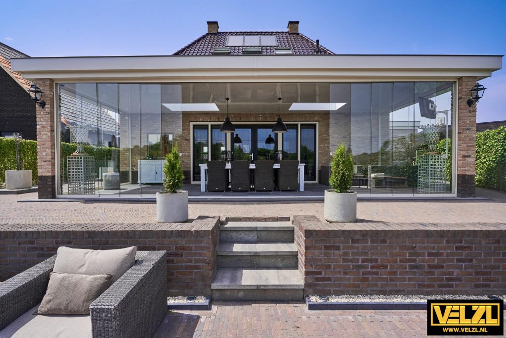 Grote overkapping met glazen schuifwanden