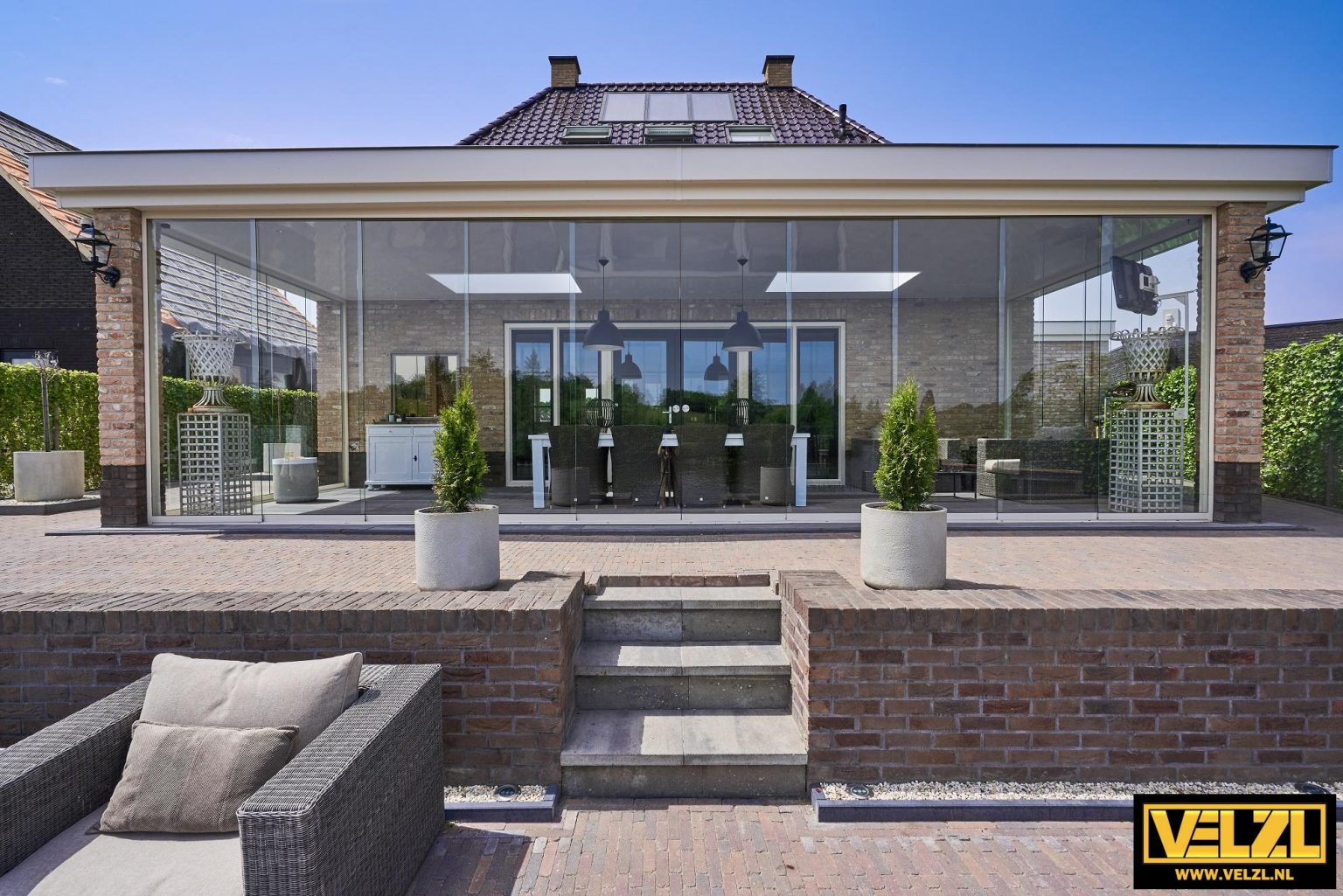 Overkapping met glazen schuifwanden zonder omlijsting