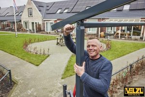 Monteur van VELZL Coevorden die een pergola afstelt