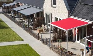 Diverse pergola-zonweringen in verschillende kleuren