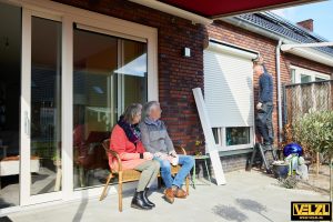 In de schaduw onder de pergola zonwering met een monteur van VELZL Coevorden