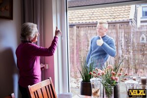 Monteur van VELZL Coevorden bezig met onderhoud aan screen