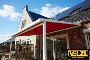 créme-wit pergola-zonwering met rood doek