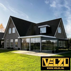 Tuinkamer te Den Velde 2 Houten overkapping met aangebouwde aluminium overkapping met glazen schuifwanden