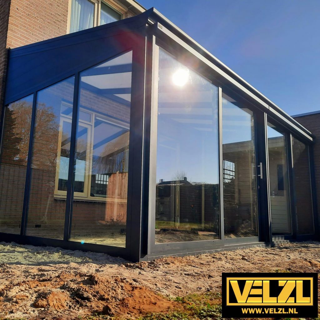 Tuinkamer met aluminium puien met vast glas