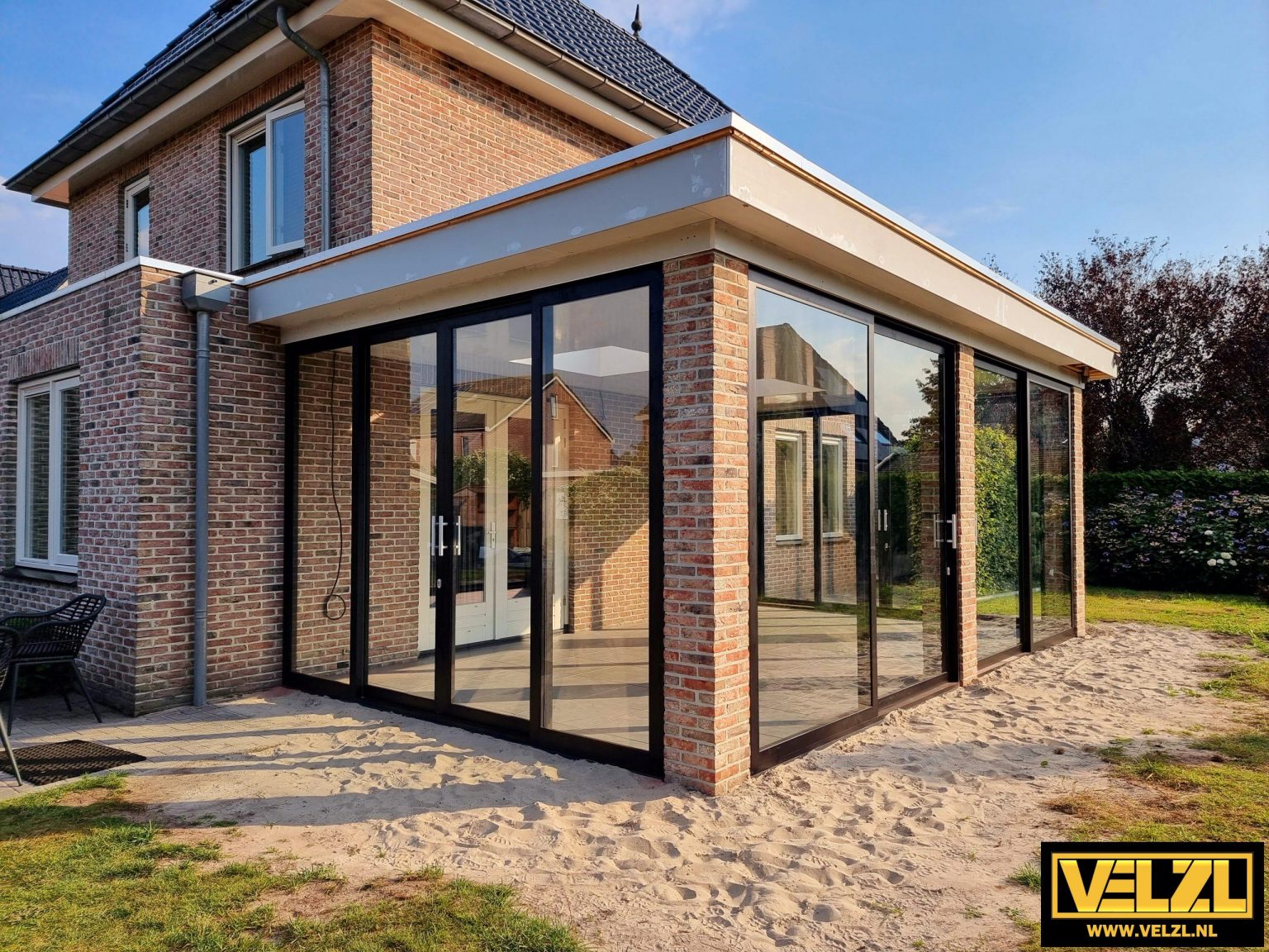 Aanbouw met antraciet aluminium schuifpuien