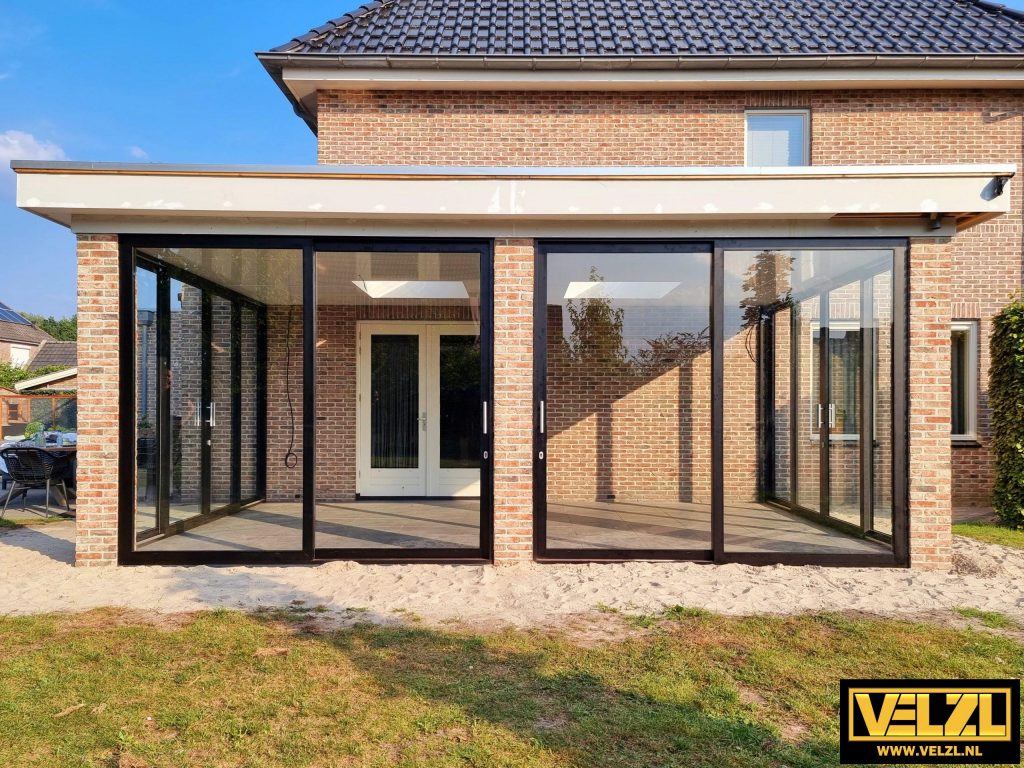 Voorzijde van een aanbouw met schuifpuien