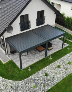 Gesloten terrasoverkapping met lamellen