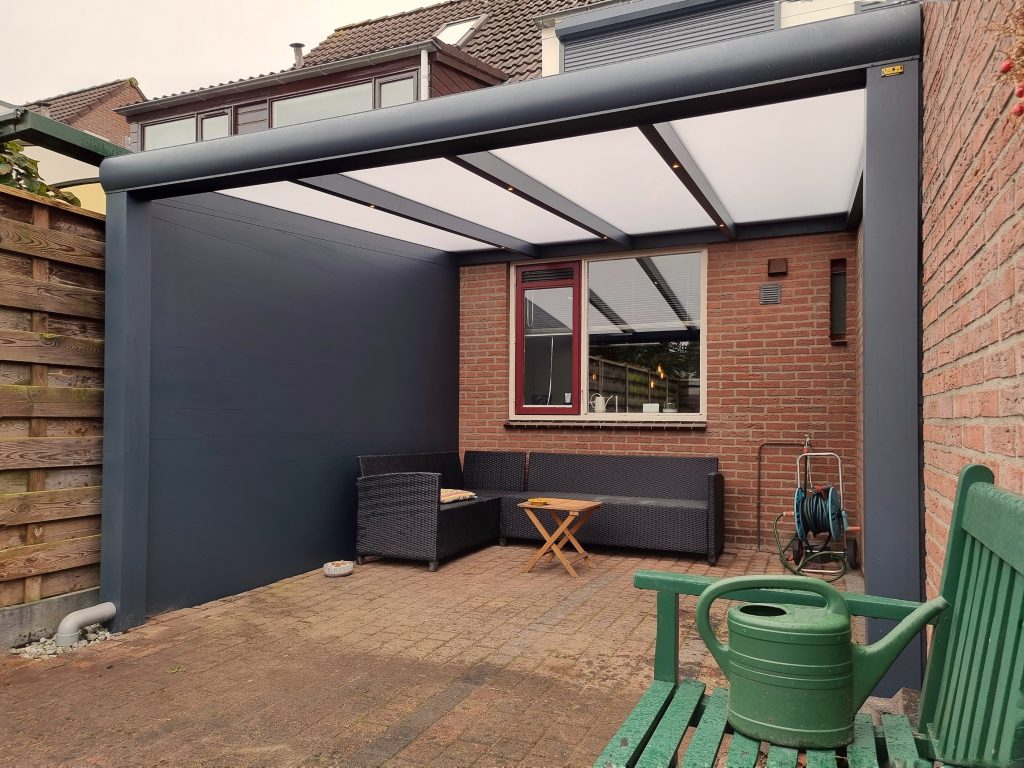 Veranda met zijwand en loungeset